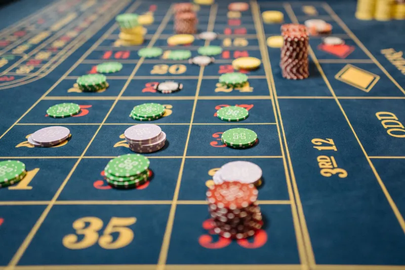 Why Bettors Trust Streaks, Hot Hands, and the Number 8 — And When That Trust Gets Expensive